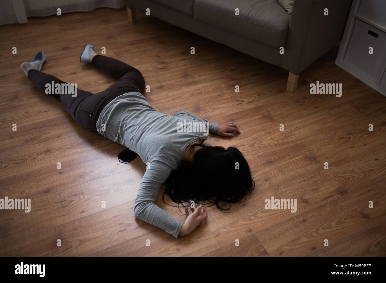 Morto corpo di donna nel sangue sul pavimento in corrispondenza della scena del crimine Foto Stock