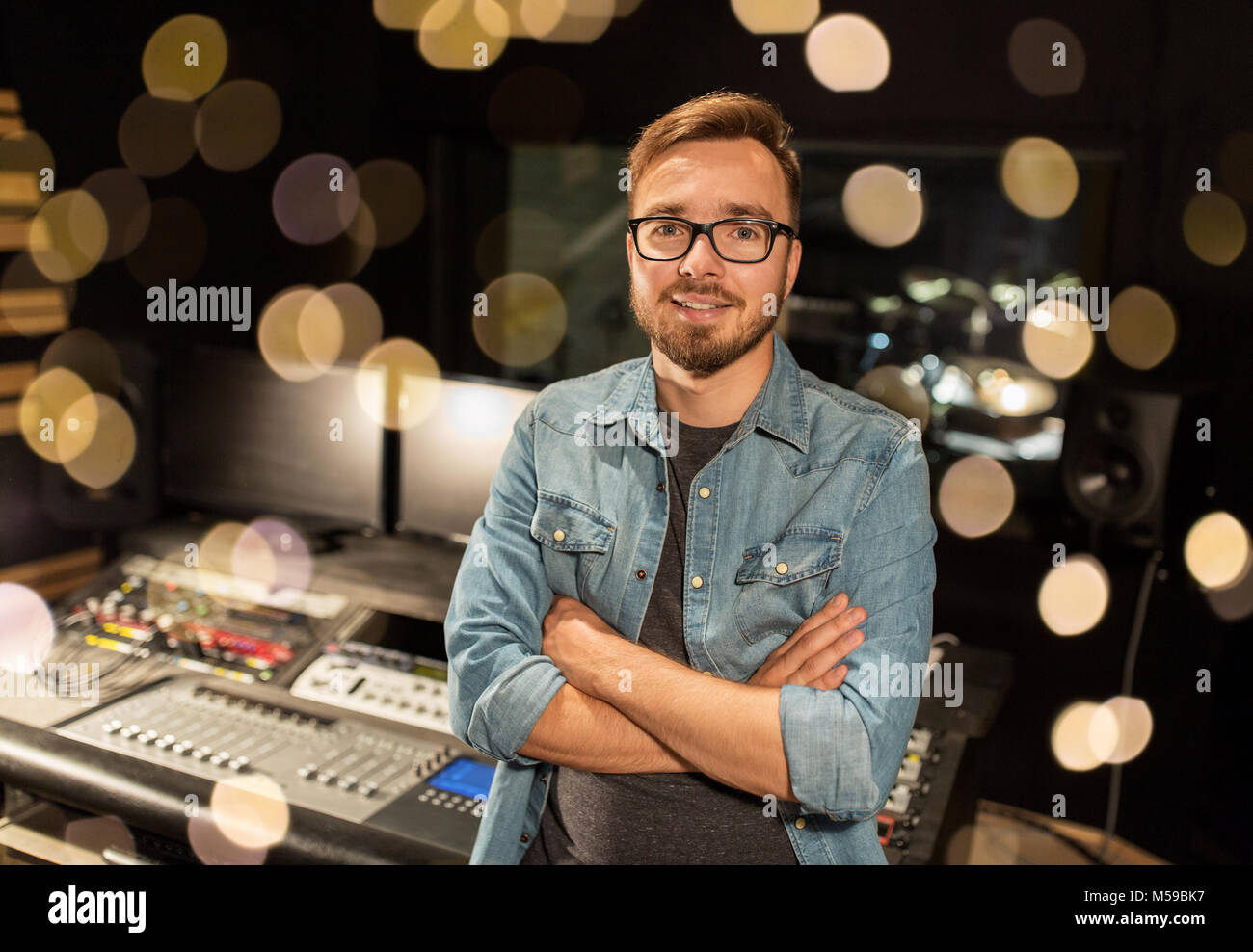 Man a console di miscelazione in music studio di registrazione Foto Stock