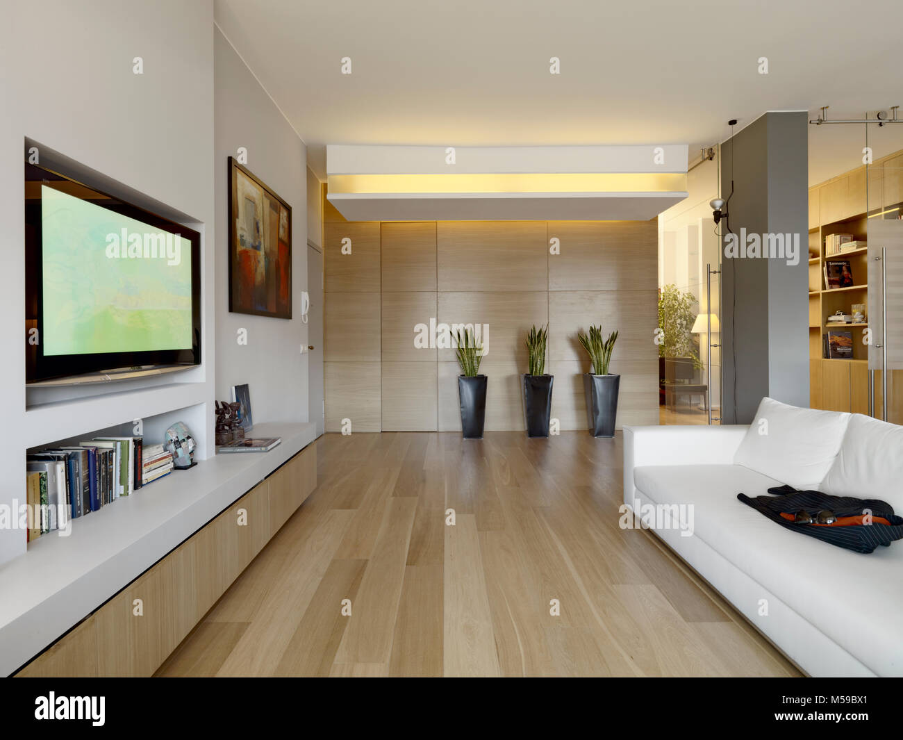 Scatti di interni di un soggiorno moderno, in primo piano il divano di pelle in background il woodenwainscoting il pavimento è in legno Foto Stock