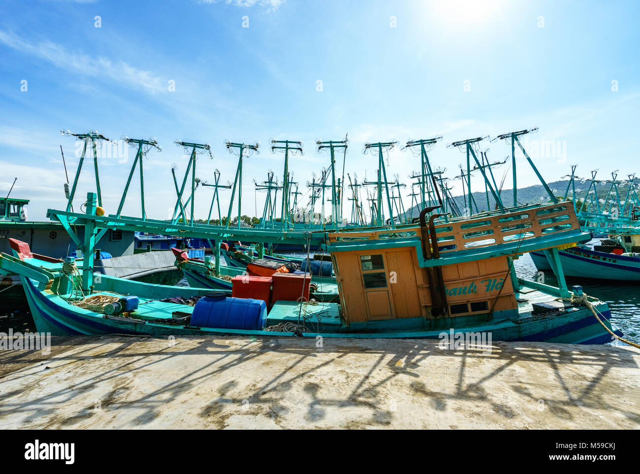 Lavoratore in cantiere. Cantieristica ,( ship building) grande nave galleggiante sul bacino di carenaggio in cantiere navale, l'isola di Phu Quoc, Kien Giang, Vietnam Foto Stock