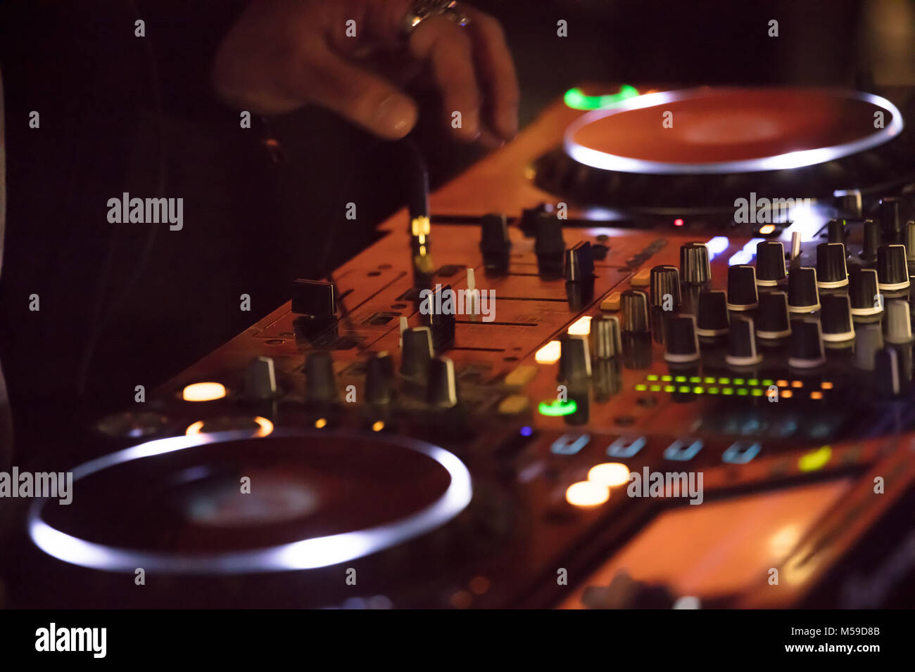 Dj Mixer Audio manopole. Musica di sottofondo Foto Stock