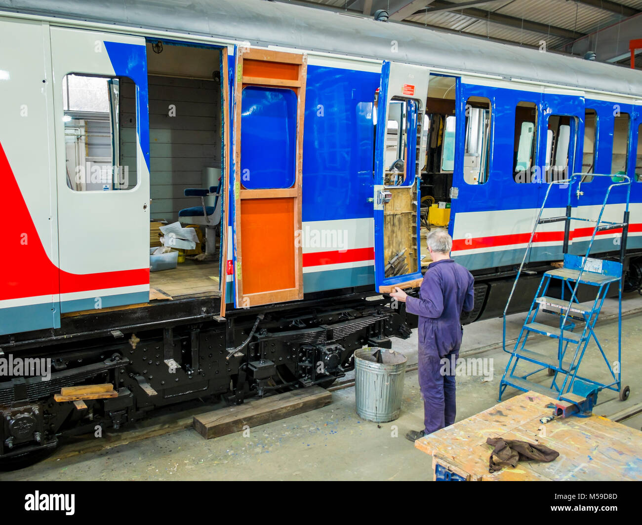 Un falegname rendendo le parti in legno per una portiera lato passeggero durante il restauro estetico di una classe 414 HAP unità non, 4308 presso il Museo a Shildon Durham Regno Unito Foto Stock