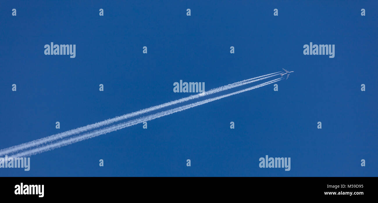 Aereo Con traccia bianca dietro di esso. La direzione diagonale, blu cielo senza nuvole sullo sfondo, banner, sotto Visualizza spazio per il testo. Foto Stock