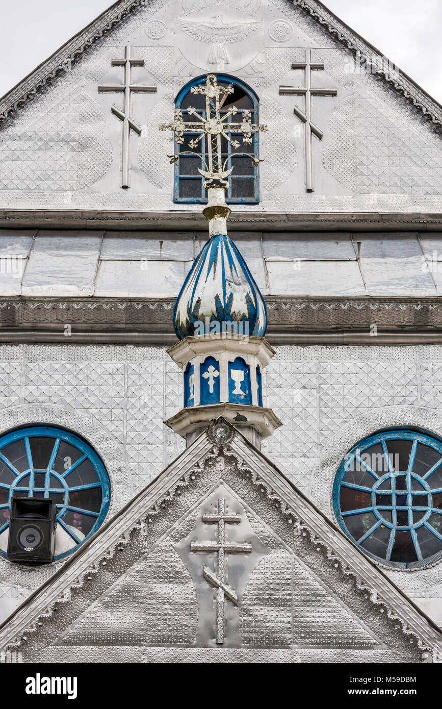 Dettaglio del foglio la placcatura metallica su Santa Trinità Chiesa Greco-cattolica nel villaggio di Yavoriv, vicino Kosiv, Carpazi, Hutsul Regione, Ucraina Foto Stock