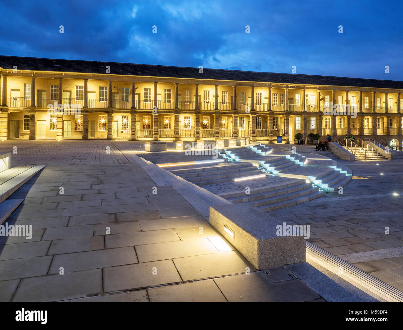 La Piece Hall al crepuscolo Halifax West Yorkshire Inghilterra Foto Stock