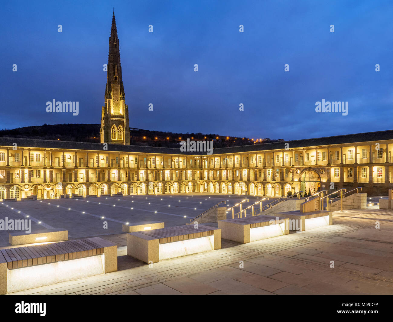 La Piece Hall al crepuscolo Halifax West Yorkshire Inghilterra Foto Stock