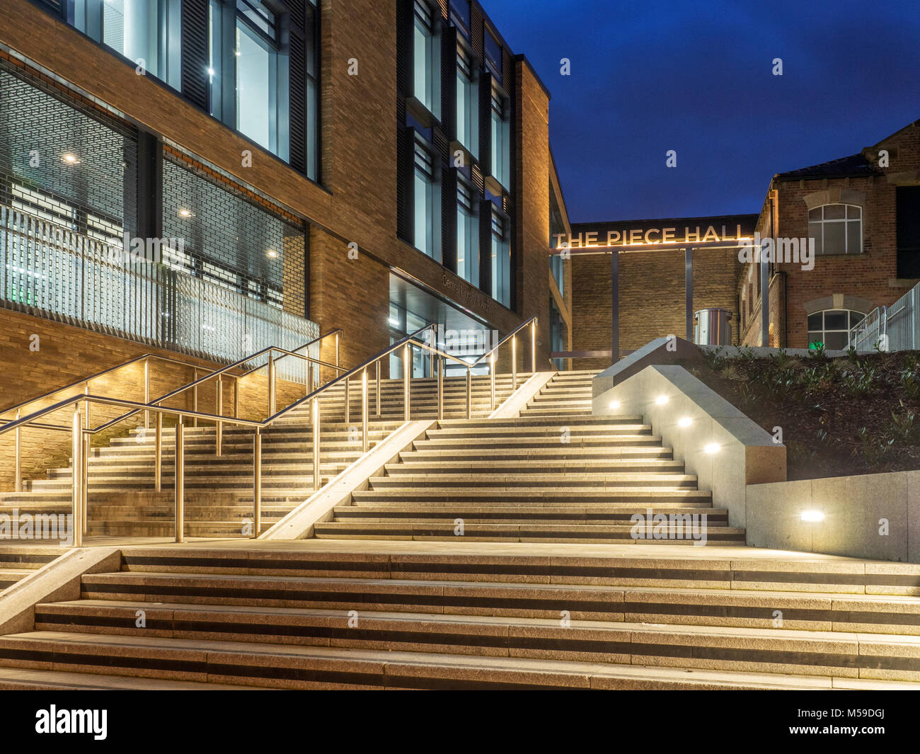 Passi che conducono fino al pezzo Hall presso la Biblioteca Centrale e gli archivi in Halifax West Yorkshire Inghilterra Foto Stock