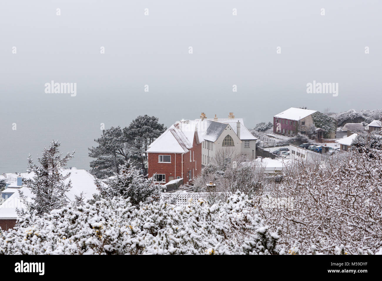 Una vista sulla proprietà in Aberystwyth durante nevicate in inverno Foto Stock