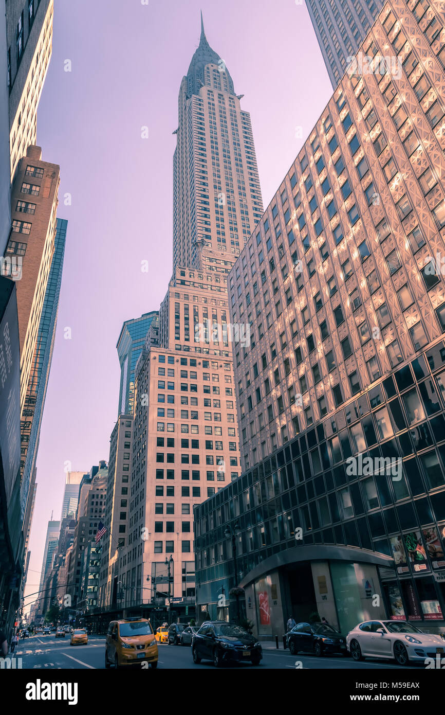 Vista dell'iconico Chrysler Building all'angolo alto, e la strada della città di New York, New York, Stati Uniti. Foto Stock Vista dell'iconico Chrysler Building all'angolo alto, e la strada della città di New York, New York, Stati Uniti. Foto Stock