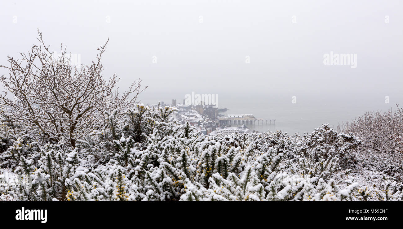 Una vista su Aberystwyth durante nevicate in inverno Foto Stock