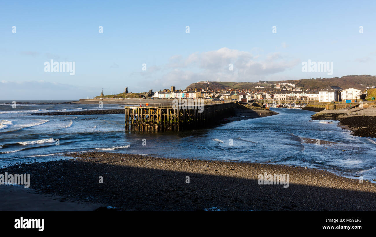 Aberystwyth harbour ingresso e South Beach a bassa marea Foto Stock