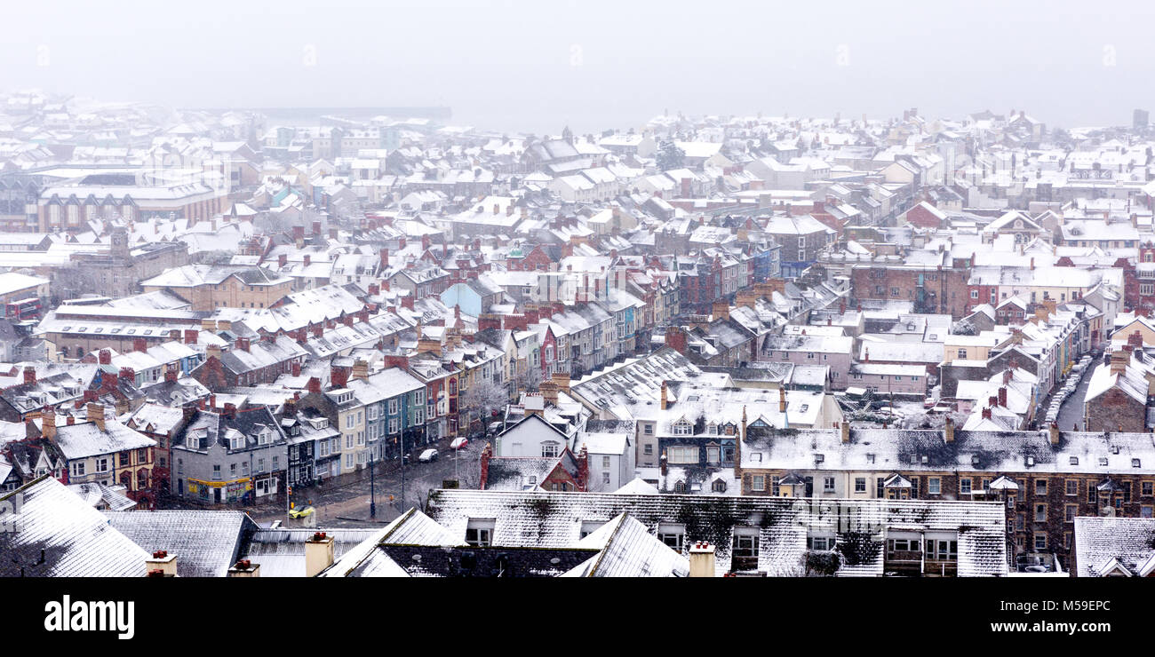 Una vista su Aberystwyth town durante nevicate in inverno Foto Stock