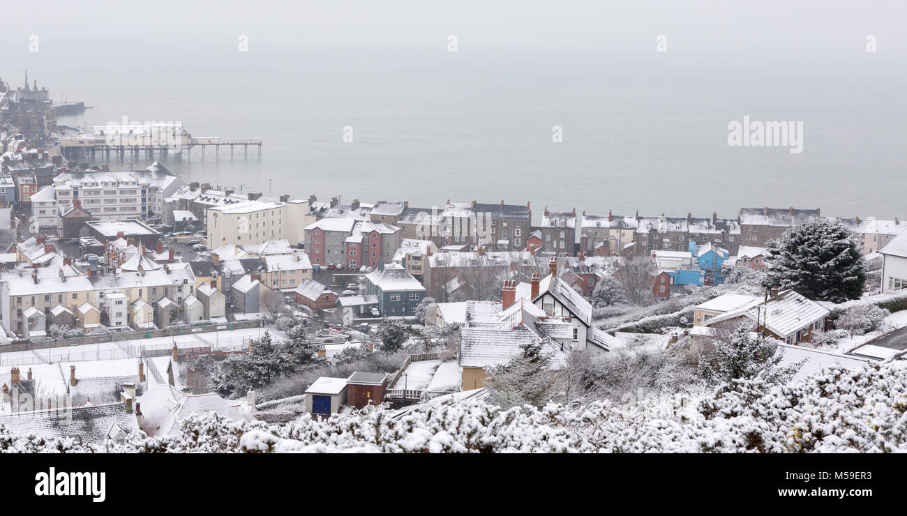 Una vista su Aberystwyth durante nevicate in inverno Foto Stock