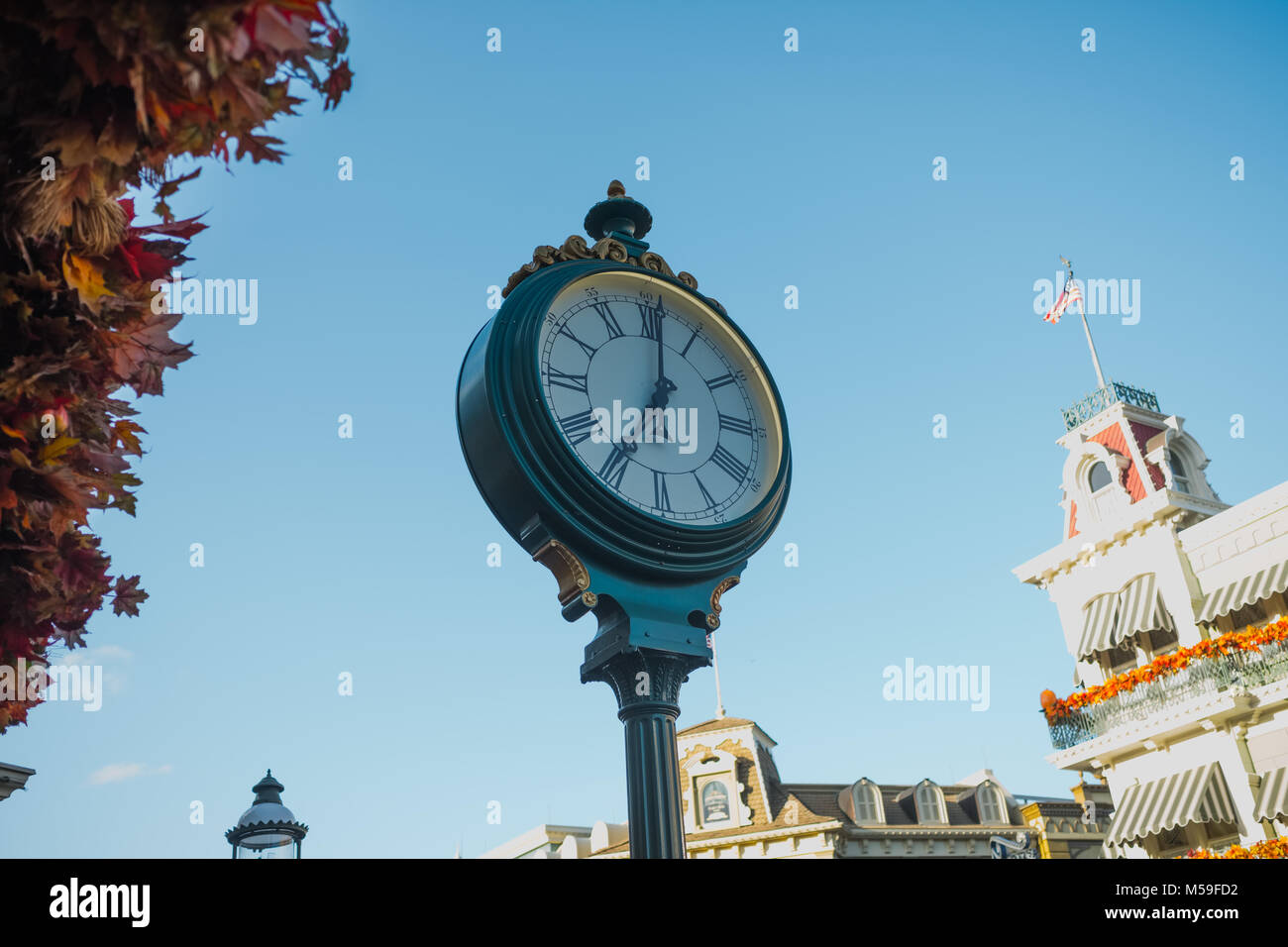 Stile antico orologio lampada a Disney World magico regno, Orlando, Florida, America del Nord Foto Stock