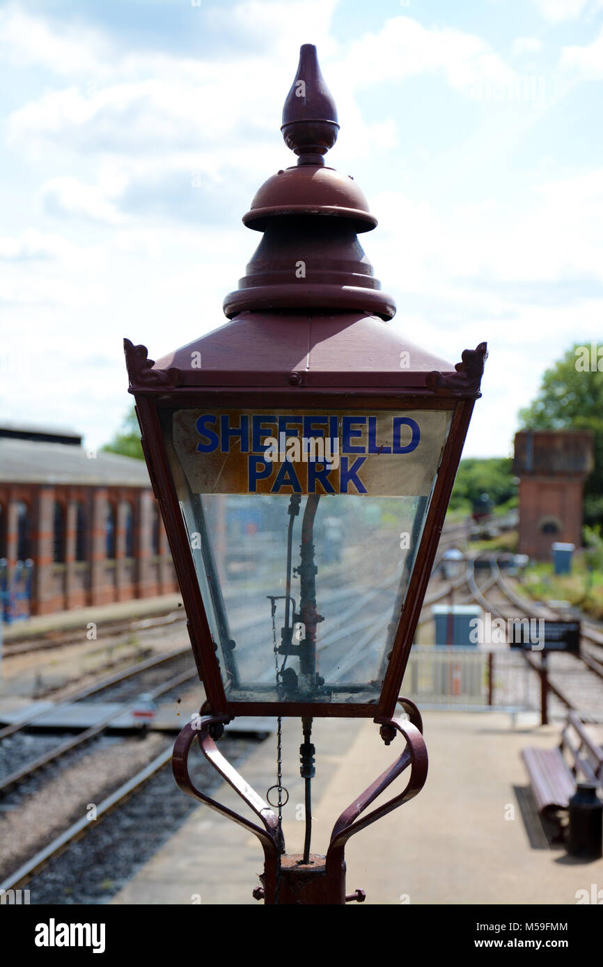 Lampada a gas presso la ferrovia Bluebell - treno a vapore la conservazione in Sussex in esecuzione da Sheffield Park a East Grinstead mainline electric Foto Stock Lampada a gas presso la ferrovia Bluebell - treno a vapore la conservazione in Sussex in esecuzione da Sheffield Park a East Grinstead mainline electric Foto Stock