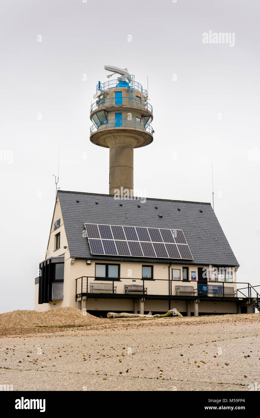 Il RNLI Calshot scialuppa di salvataggio alla stazione con la NSC Lookout Tower stazione dietro a Calshot Spit in febbraio 2018, Calshot, England, Regno Unito Foto Stock