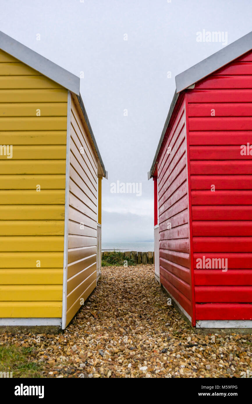 Due cabine sulla spiaggia, accanto a ogni altro lungo Calshot Spit, England, Regno Unito Foto Stock