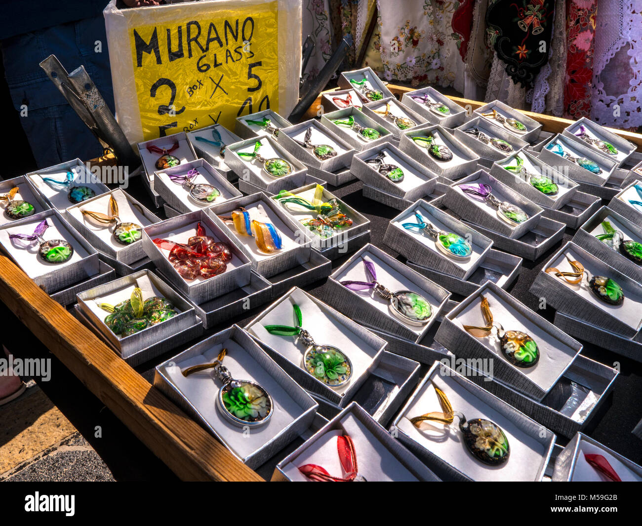 Mercato Marina Rubicon in vetro di Murano pendenti in vendita a Marina Rubicon marina di lusso mercato settimanale in stallo Lanzarote isole Canarie Spagna Foto Stock