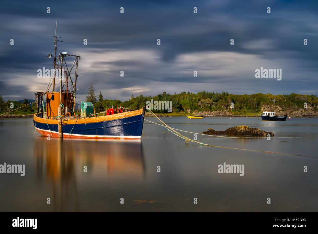 Abbandonato il pesce cutter in Ardvasar Harbour, Isola di Skye in Scozia Foto Stock