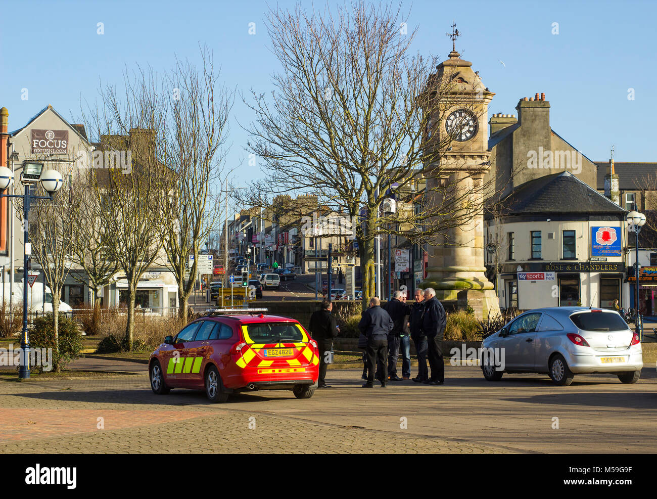 Amici e colleghi di lavoro impiegati dall'Irlanda del Nord il fuoco e il servizio di soccorso godere di una sessione di conversazione testuale sul mare parcheggio auto in Bangor County Down Nord Foto Stock