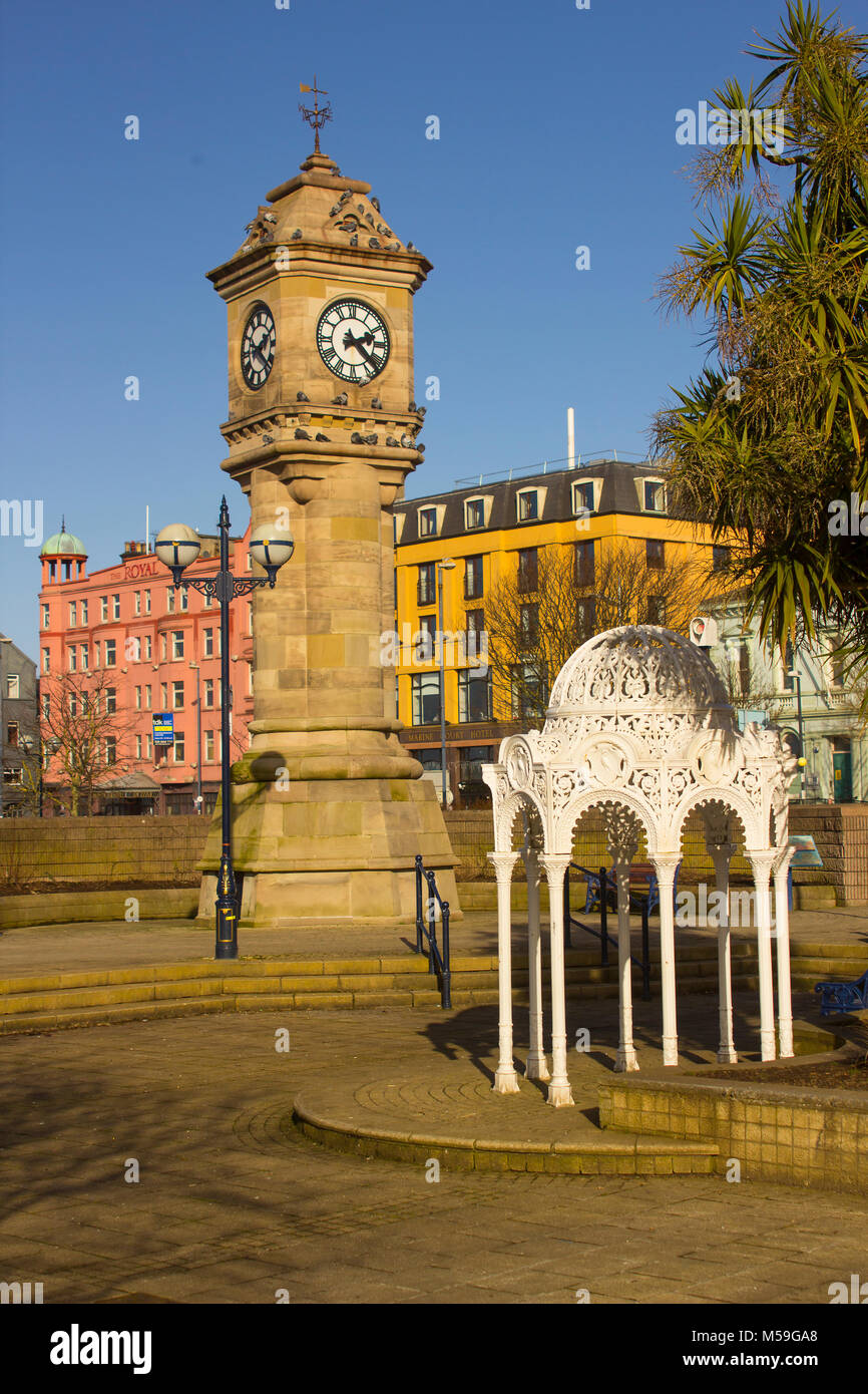 Il McKee e di Clock Tower con la vecchia fontana di stile vittoriano situato nei giardini incassati in Bangor Irlanda del Nord Foto Stock