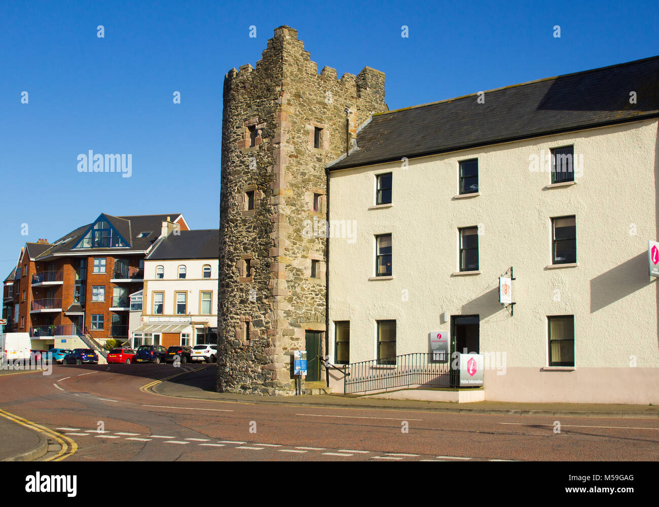 Il restaurato del XVII secolo costruito in pietra casa torre in Bangor County Down Irlanda del Nord attualmente in uso come un Centro di Informazioni Turistiche Foto Stock