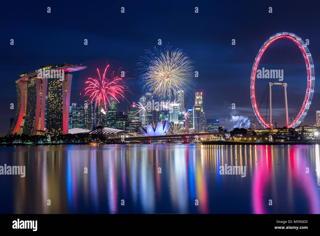 Fuochi d'artificio obove Singapore skyline della città Foto Stock