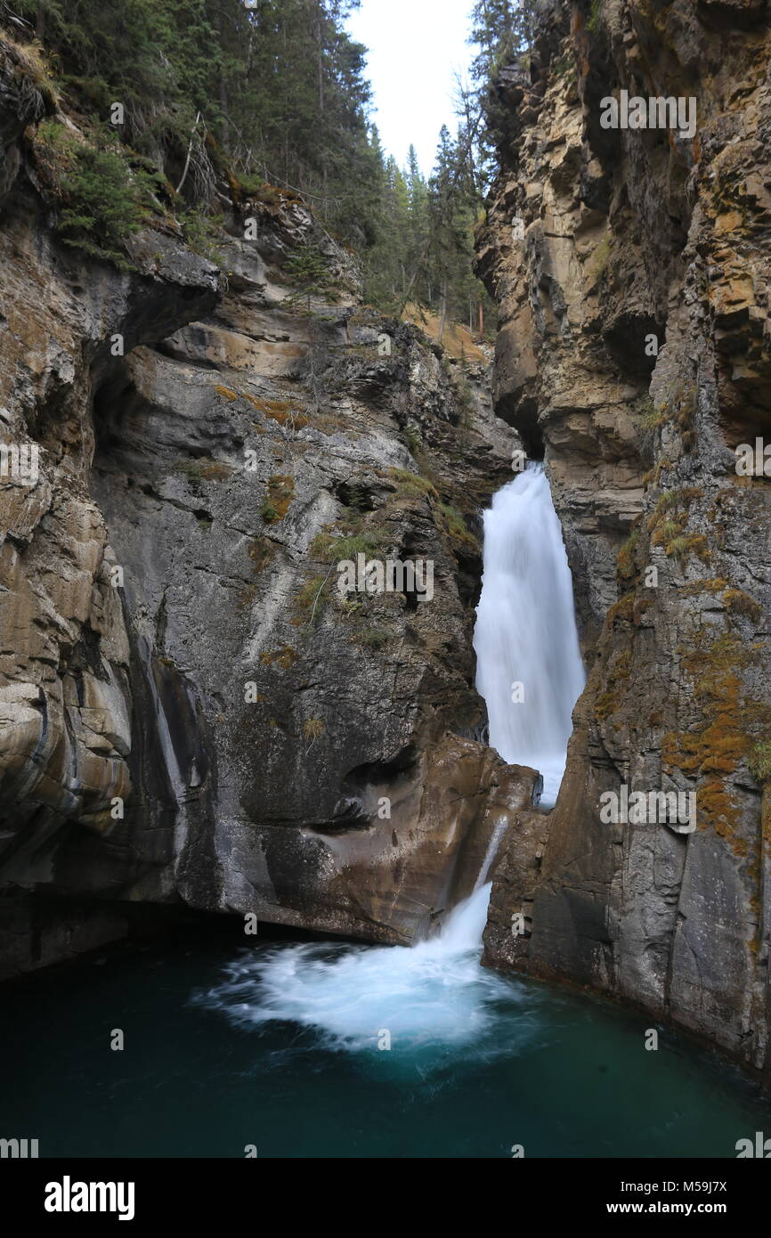 Le cascate Inferiori nella paesaggistica Johnston Canyon, il Parco Nazionale di Banff, Alberta, Canada Foto Stock