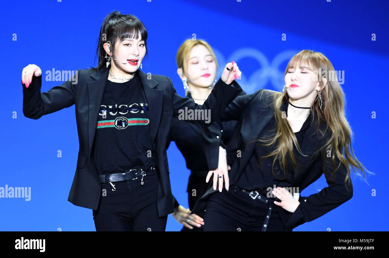 Pyeongchang, Corea del Sud. Xx Febbraio 2018. (L a r) Kang Seul-gi (Seulgi), Parco Kim Ye-rim (Yeri) e figlio Seung-wan (Wendy). Velluto rosso K POP concert. Pyeongchang 2018 Olympic plaza. Pyeongchang. Pyeongchang2018 Olimpiadi invernali. Repubblica di Corea. 20/02/2018. Credito: Sport In immagini/Alamy Live News Foto Stock