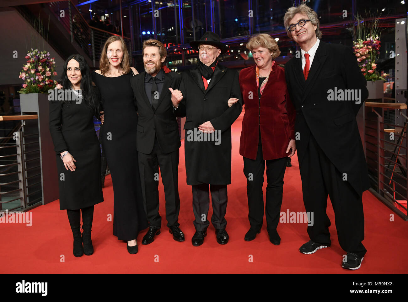 Il 20 febbraio 2018, Berlino - Berlinale 2018 Premiere, "Il Cacciatore". Attore Willem Dafoe (3 L) stand circondato da sua moglie Giada Colagrande (L-R), phorographer Donata Wenders, direttore del festival Dieter Kosslick, Ministro di Stato per la cultura e i media, Monika Gruetters del cristiano Democractic Unione (CDU) e direttore di Wim Wenders. Foto: Maurizio Gambarini/dpa Foto Stock