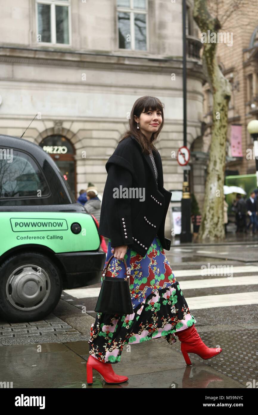 Londra, Grossbritannien. 19 Feb, 2018. Kat Collings, Editor-in-Chief a che cosa indossare, frequentando il Erdem pista visualizza durante la London Fashion Week - Feb 19, 2018 - Credit: Pista Manhattan/Valentina Ranieri ***per solo uso editoriale*** | Verwendung weltweit/dpa/Alamy Live News Foto Stock