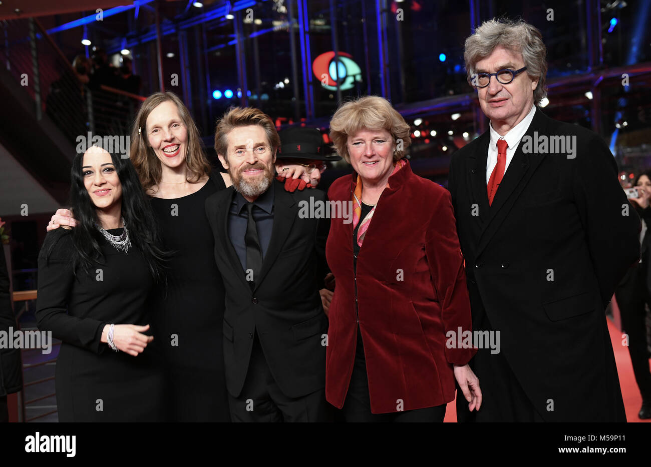 Il 20 febbraio 2018, Berlino - Berlinale 2018 Premiere, "Il Cacciatore". Attore Willem Dafoe (3 L) stand circondato da sua moglie Giada Colagrande (L-R), phorographer Donata Wenders, direttore del festival Dieter Kosslick, Ministro di Stato per la cultura e i media, Monika Gruetters del cristiano Democractic Unione (CDU) e direttore di Wim Wenders. Foto: Maurizio Gambarini/dpa Foto Stock