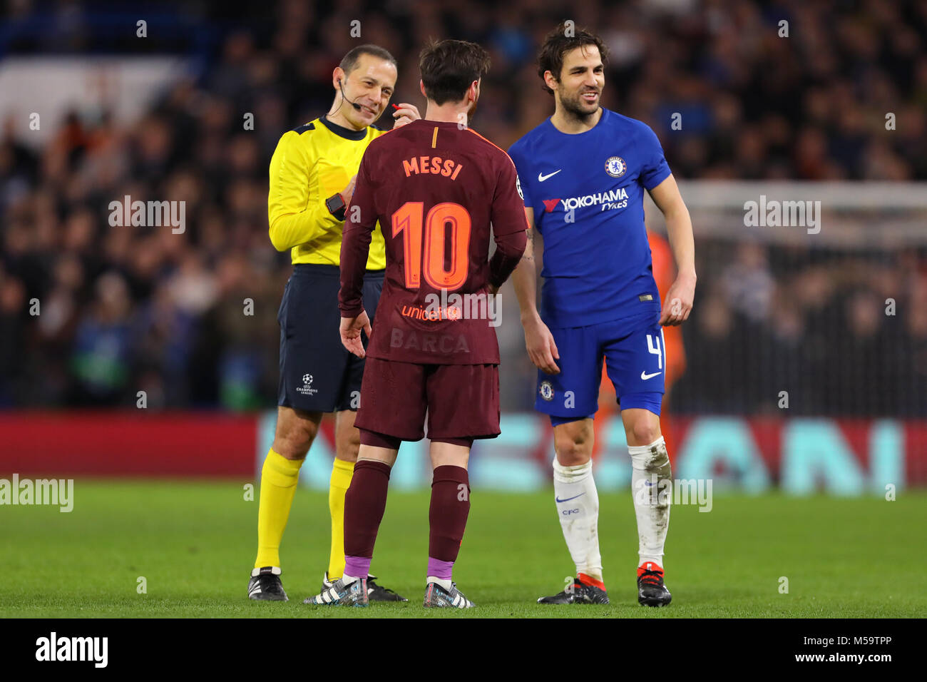 Londra, Regno Unito. Xx Febbraio, 2018. Arbitro, Cuneyt Cakir parla con Lionel Messi del Barcellona e Cesc Fabregas di Chelsea - Chelsea v Barcellona, la UEFA Champions League, Round di 16, 1° Gamba, Stamford Bridge, London - xx febbraio 2018. Credito: Richard Calver/Alamy Live News Foto Stock