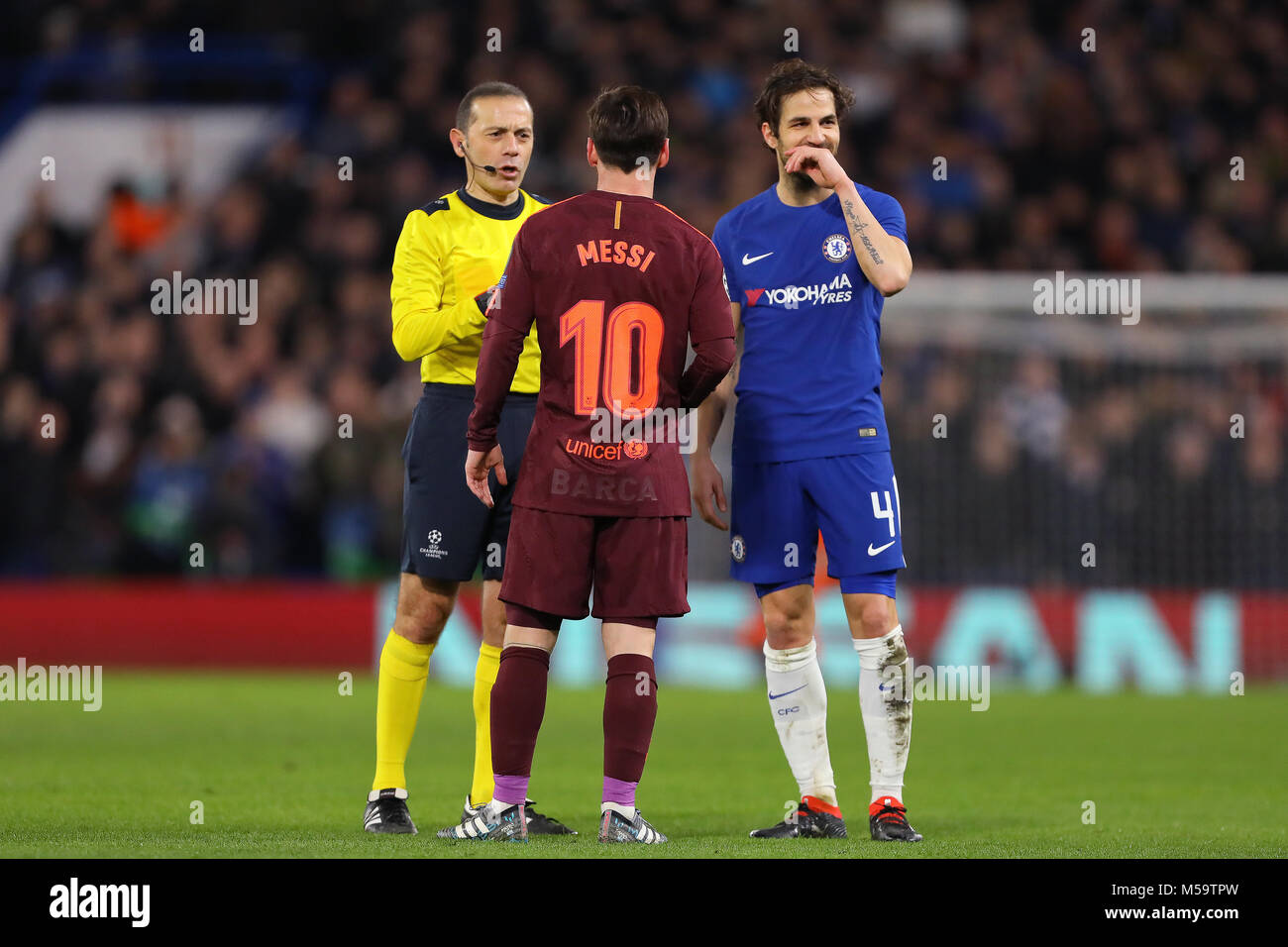 Londra, Regno Unito. Xx Febbraio, 2018. Arbitro, Cuneyt Cakir parla con Lionel Messi del Barcellona e Cesc Fabregas di Chelsea - Chelsea v Barcellona, la UEFA Champions League, Round di 16, 1° Gamba, Stamford Bridge, London - xx febbraio 2018. Credito: Richard Calver/Alamy Live News Foto Stock