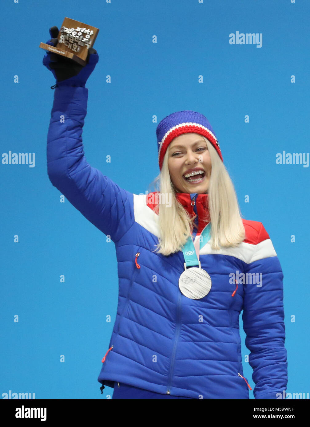 Pyeongchang, Corea del Sud. Il 21 febbraio, 2018. Medaglia di argento Ragnhild Mowinckel di Norvegia pone per le foto durante la premiazione del Ladies' in discesa di sci alpino a 2018 PyeongChang Giochi Olimpici Invernali a Medal Plaza, PyeongChang, Corea del Sud, Feb 21, 2018. Credito: Li pista/Xinhua/Alamy Live News Foto Stock