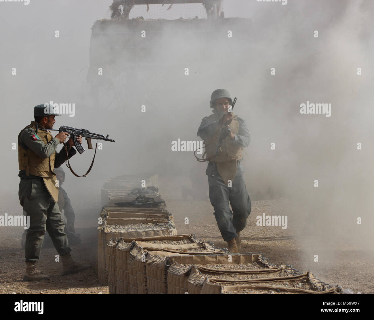 (180221) -- LASHKAR GAH, febbraio 21, 2018 (Xinhua) -- poliziotti afgani ricevano la formazione a un addestramento militare nel centro di Lashkar Gah, capitale della provincia di Helmand, Afghanistan, il 20 febbraio, 2018. (Xinhua/AbdulAziz Safdari) (whw) Foto Stock