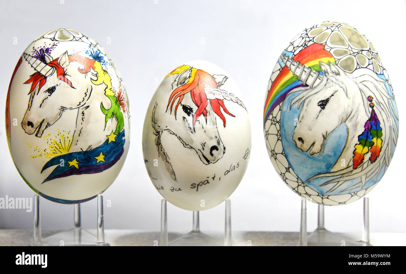 19 febbraio 2018, in Sassonia, Lipsia: presso l'hobby uovo di pasqua pittore Kerstin Dischereit le piccole uova di Pasqua workshop, Unicorns, uova di anatra e di un uovo di gallina (centro) stand nel suo piccolo le uova di Pasqua di officina. Per le varie uovo di pasqua in Germania i mercati, successivi sono in Baviera Pocking (24/25/02/18), Eutin (Schleswig-Holstein, 3/4/03/2018) e Lipsia (9-11/3/2018), ha dipinto e macinato diverse migliaia di uova in più di trenta anni, fornito con applicazioni in metallo, progettato come sculture e in 3-D tecniche. | Utilizzo di tutto il mondo Foto Stock