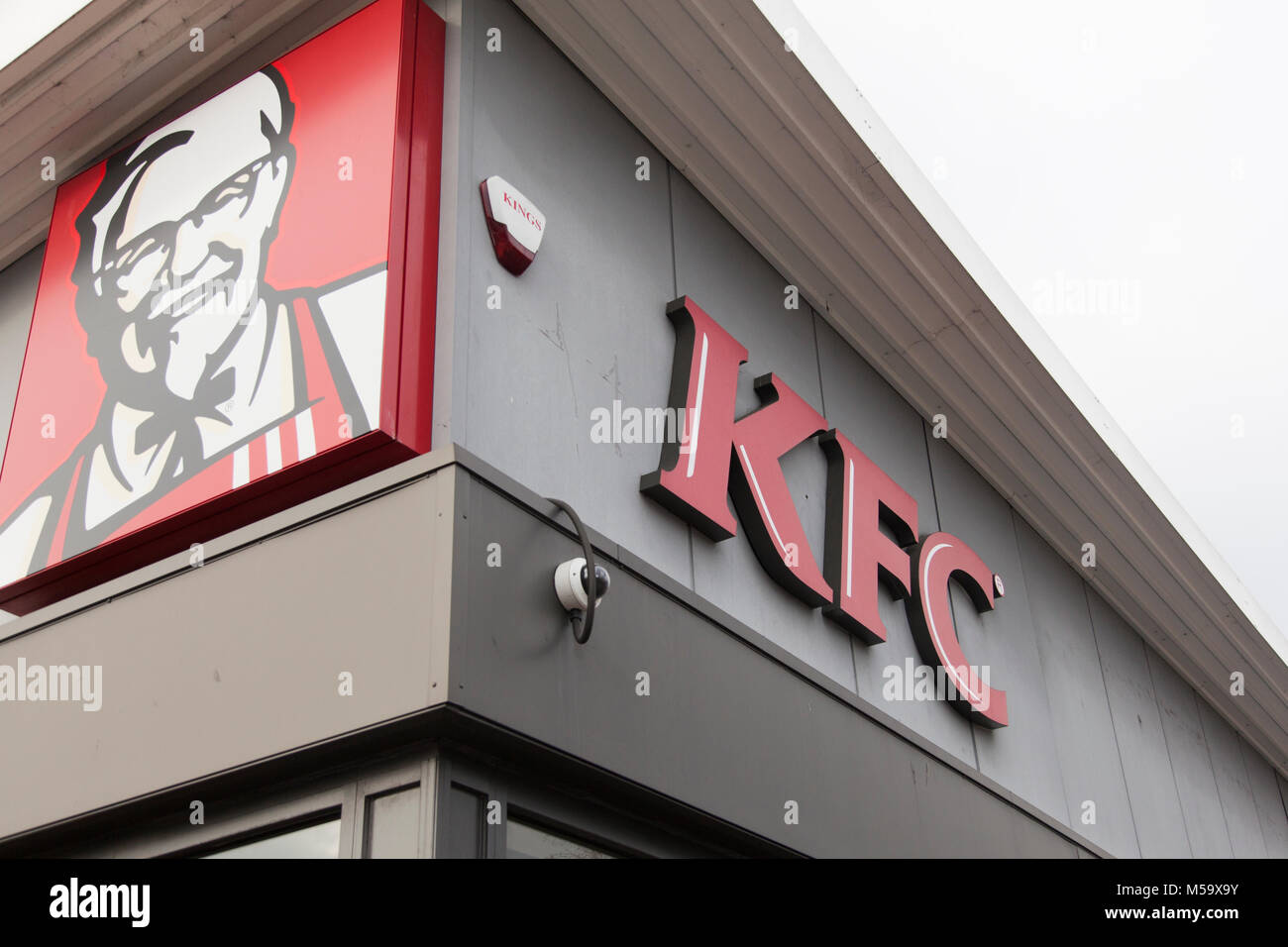 LONDON, Regno Unito - 21 Febbraio 2018: KFC fast food segnaletica. KFC è un americano di fast food company specializzata nella carne di pollo Foto Stock