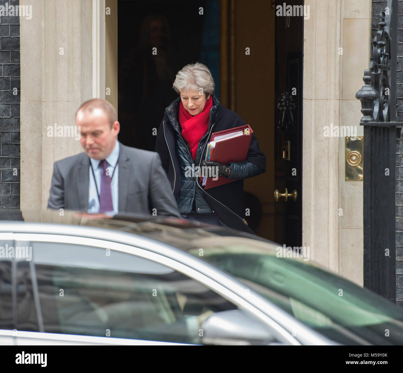 A Downing Street, Londra, Regno Unito. Il 21 febbraio 2018. Il Primo Ministro inglese Theresa Maggio lascia 10 di Downing Street per partecipare alla settimana parlamentare di primo ministro di domande nella casa di Commons. Credito: Malcolm Park/Alamy Live News. Foto Stock