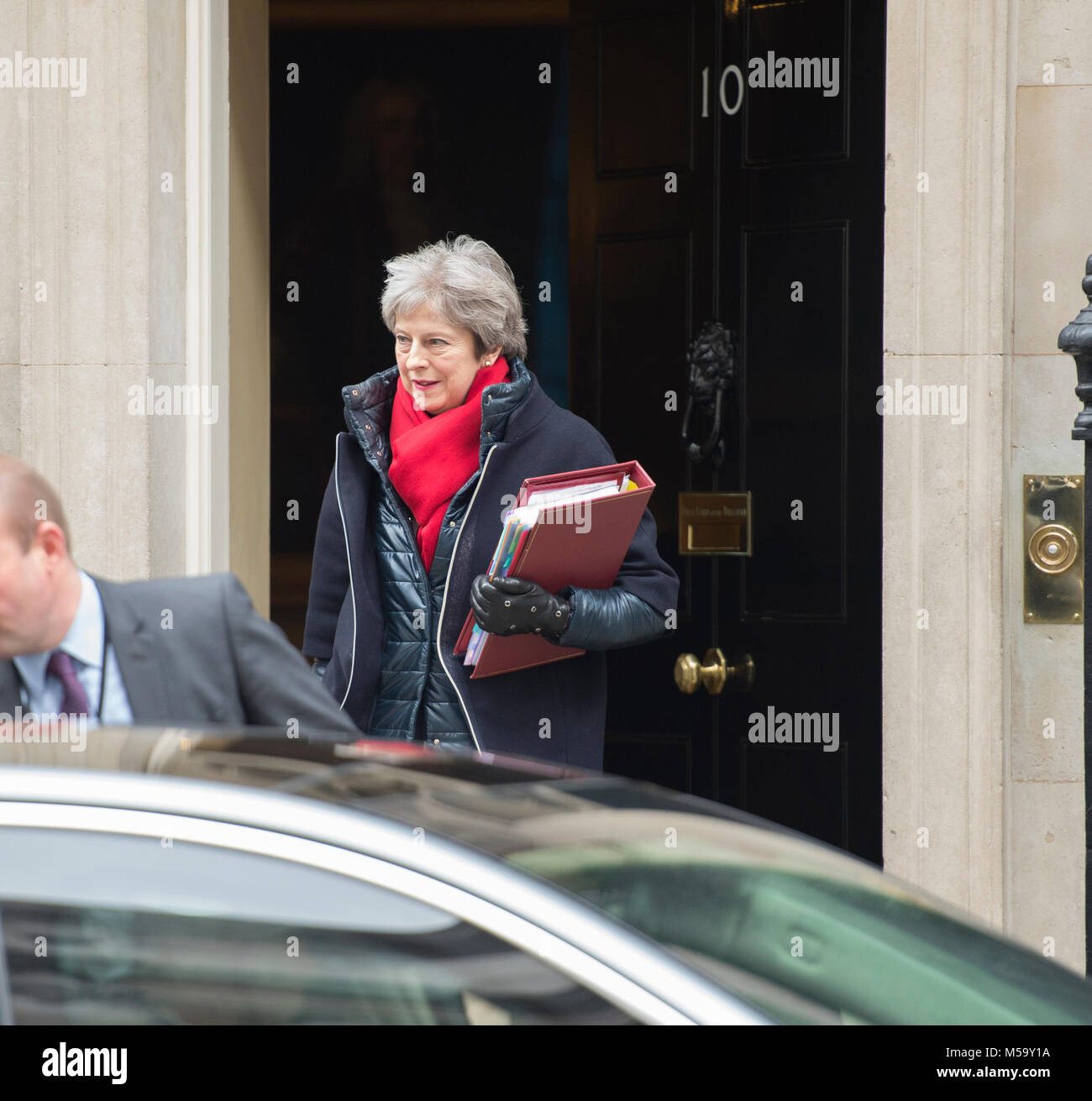 A Downing Street, Londra, Regno Unito. Il 21 febbraio 2018. Il Primo Ministro inglese Theresa Maggio lascia 10 di Downing Street per partecipare alla settimana parlamentare di primo ministro di domande nella casa di Commons. Credito: Malcolm Park/Alamy Live News. Foto Stock