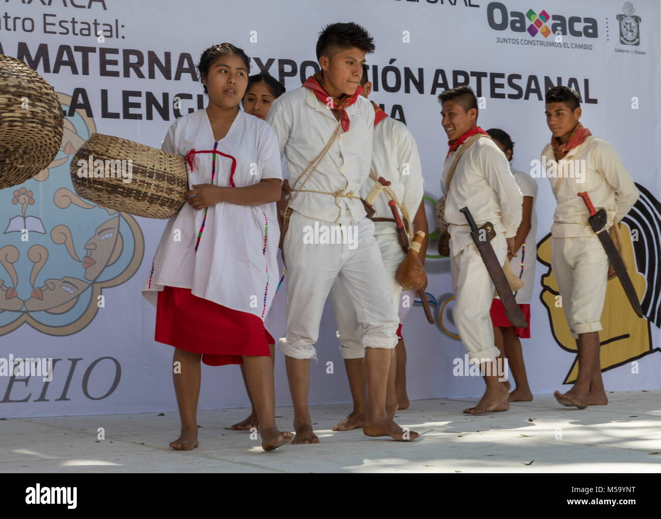 Oaxaca, Oaxaca, Messico - 20 Febbraio 2018 - i membri delle comunità indigene di tutto lo stato di Oaxaca ha celebrato il DÃ-a Internacional de la Lengua materna o la Giornata internazionale delle lingue native. La giornata è dedicata alla protezione delle lingue indigene di tutto il mondo. Un gruppo di Mixtec eseguita una tradizionale danza del raccolto. Il "mixtecas" sono uno dei più grandi gruppi indigeni di Oaxaca. Credito: Jim West/Alamy Live News Foto Stock