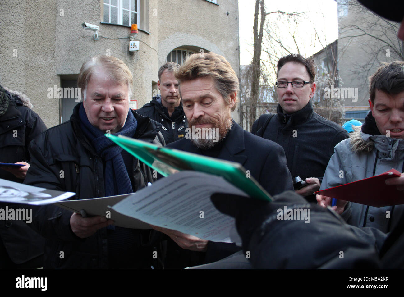 Berlino, Germania. Il 21 febbraio, 2018. Willem Defoe dà autografi per i suoi fan. Sessantottesima Berlinale, dove: Berlino/Germania, quando:, dotate di: Willem Dafoe, quando: xx febbraio 2018, "Crediti: T.O.Pictures / Alamy Live News" Foto Stock