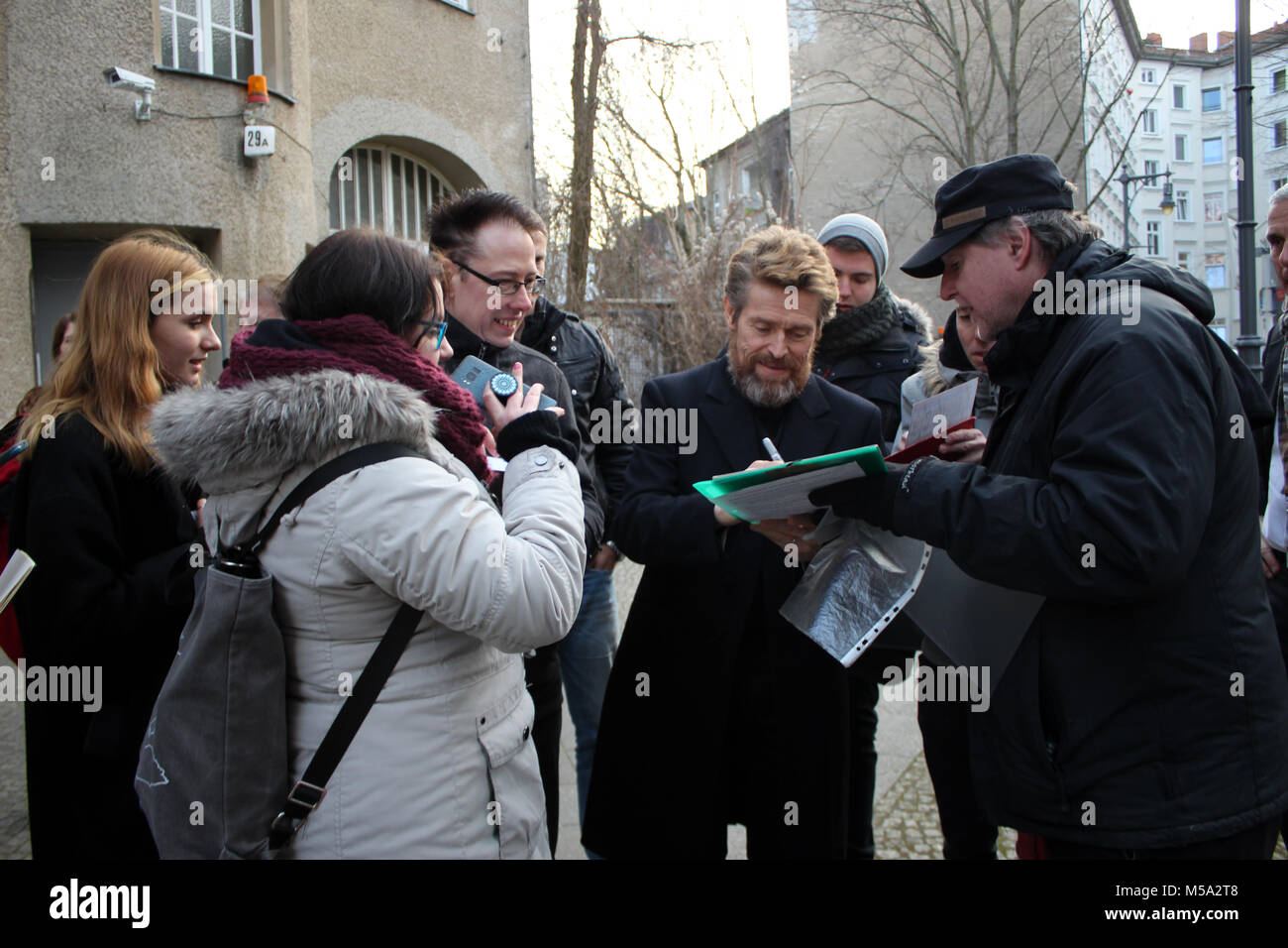 Berlino, Germania. Il 21 febbraio, 2018. Willem Defoe dà autografi per i suoi fan. Sessantottesima Berlinale, dove: Berlino/Germania, quando:, dotate di: Willem Dafoe, quando: xx febbraio 2018, "Crediti: T.O.Pictures / Alamy Live News" Foto Stock