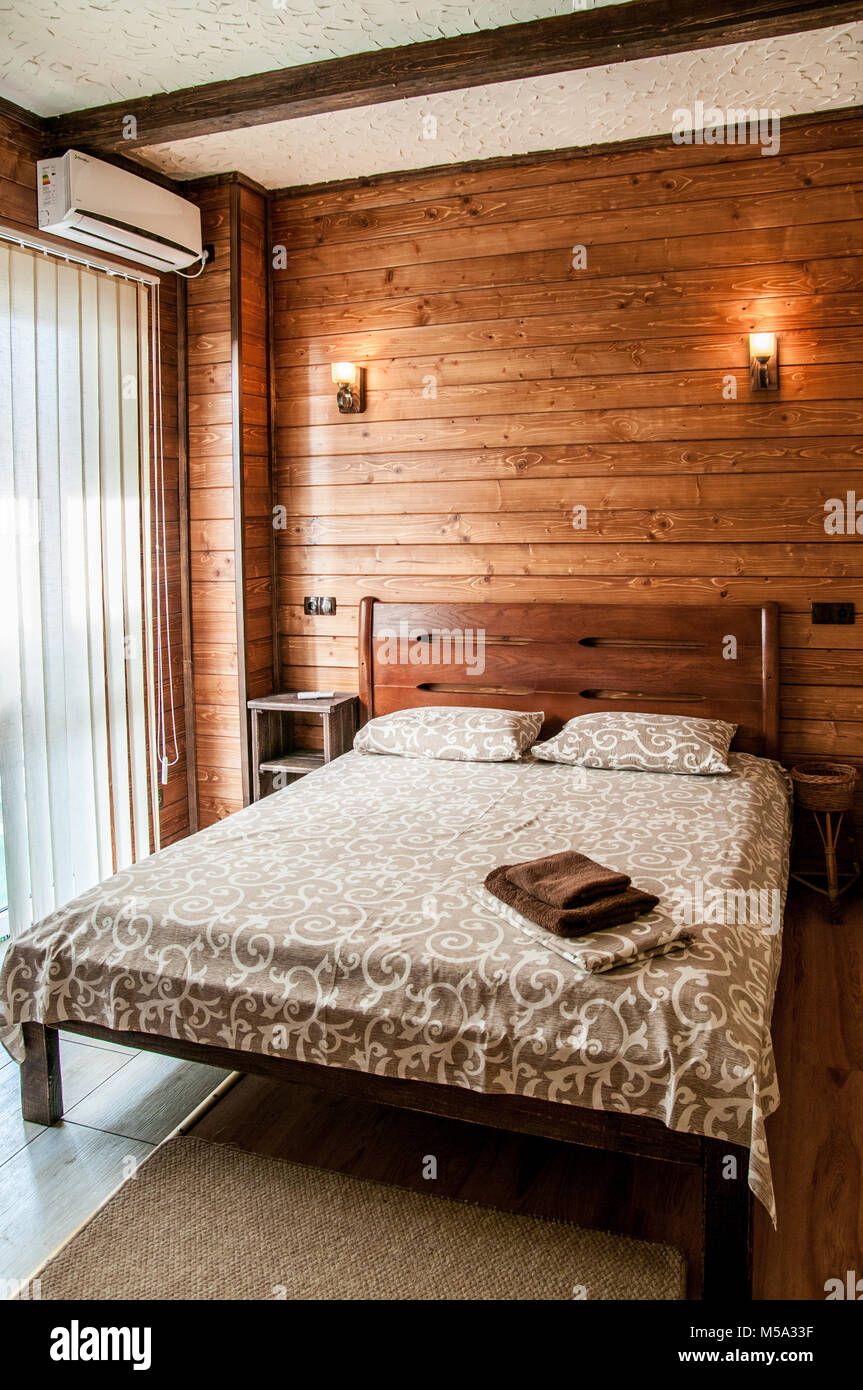 Comfort camera da letto in stile di lusso. Lo stile scandinavo in pietra e legno naturale. Foto Stock