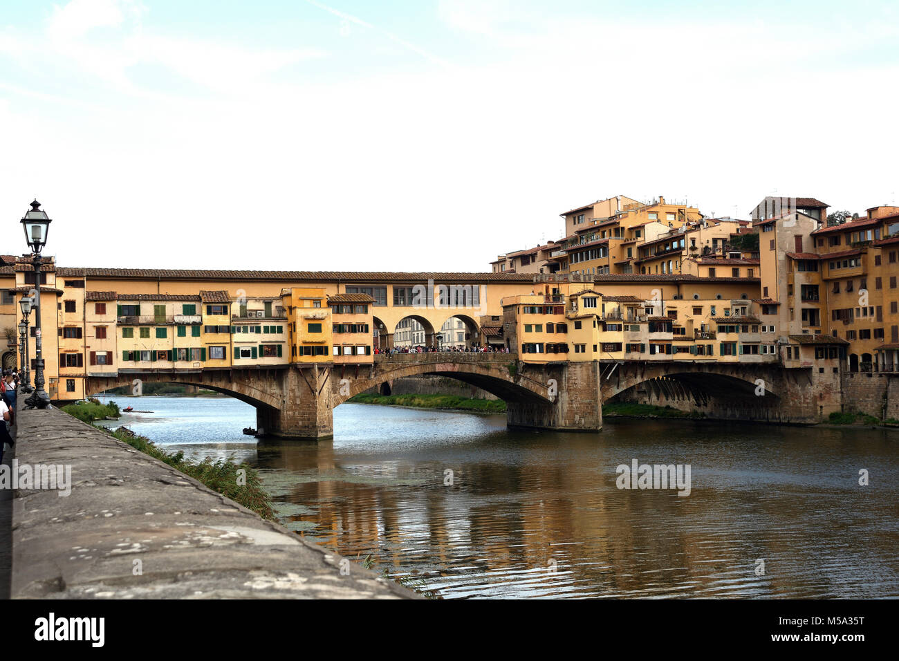 Ponte Vecchio ponte sul fiume Arno a Firenze - Italia. Foto Stock