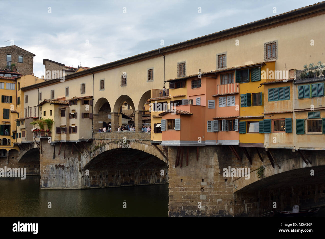 Ponte Vecchio ponte sul fiume Arno a Firenze - Italia. Foto Stock