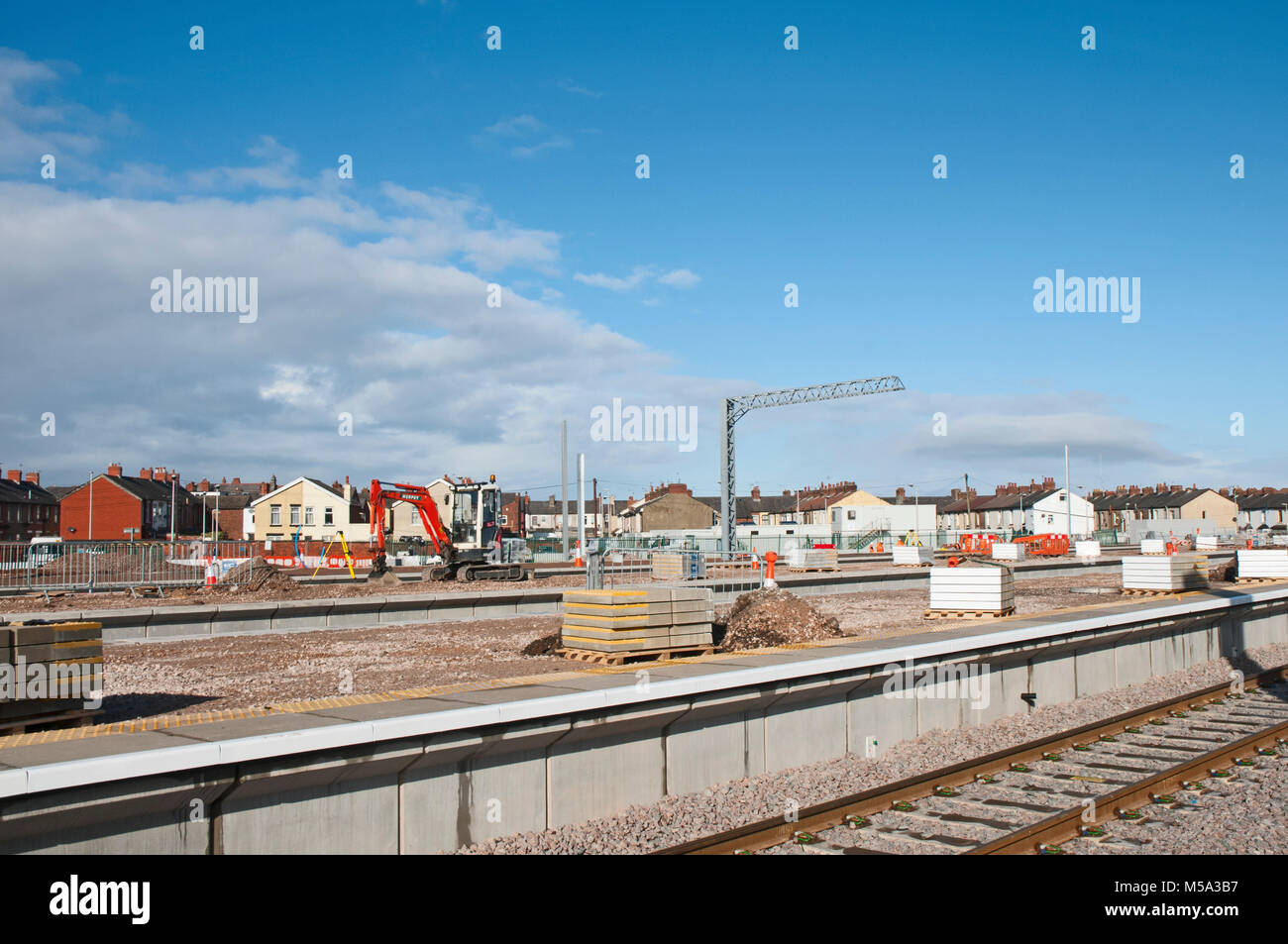 La preparazione di piattaforme e overhead gantrys alla stazione Nord di Blackpool per elettrificazione della linea ferroviaria da Preston Foto Stock