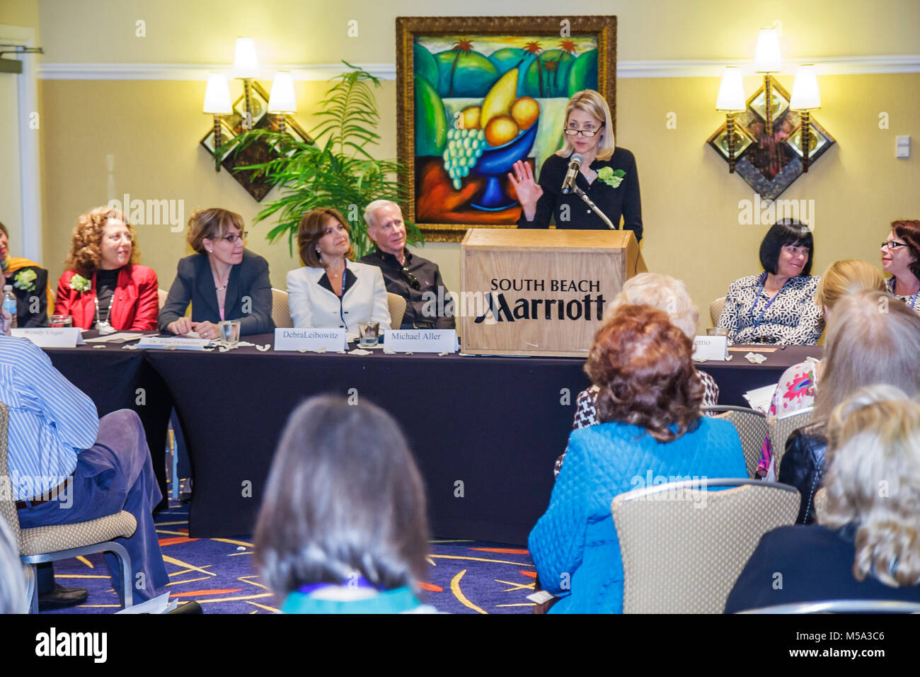 Miami Beach Florida,South Beach Marriott,Commission for Women,Women Worth Knowing Awards,evento,riconoscimento,speaker,presentazione,pubblico,folla,podio, Foto Stock