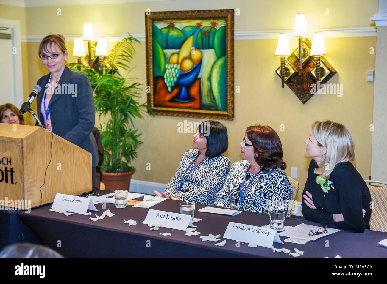 Miami Beach Florida,South Beach Marriott,Commissione per le donne,Women Worth Knowing Awards,evento,riconoscimento,speaker,presentazione,ascolta,podio,volontariamente Foto Stock