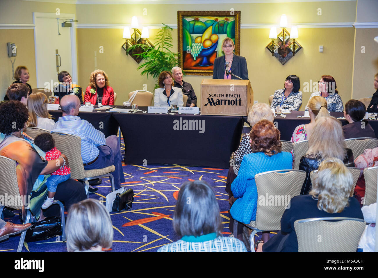 Miami Beach Florida,South Beach Marriott,Commission for Women,Women Worth Knowing Awards,evento,riconoscimento,speaker,presentazione,pubblico,folla,ascolta, Foto Stock